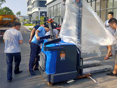 科力電動堆高車進行裝卸、堆高、堆垛和短距離運輸作業(yè)