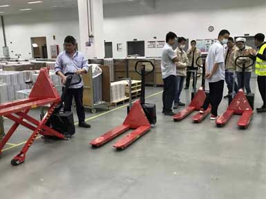 電動高升程搬運(yùn)車交付使用，感謝廠家羅總親自跟客戶講解操作方法！