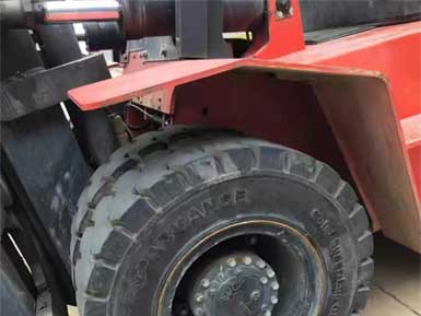 前進(jìn)實(shí)心輪胎825-15，6條實(shí)心輪胎已全部安裝到叉車上